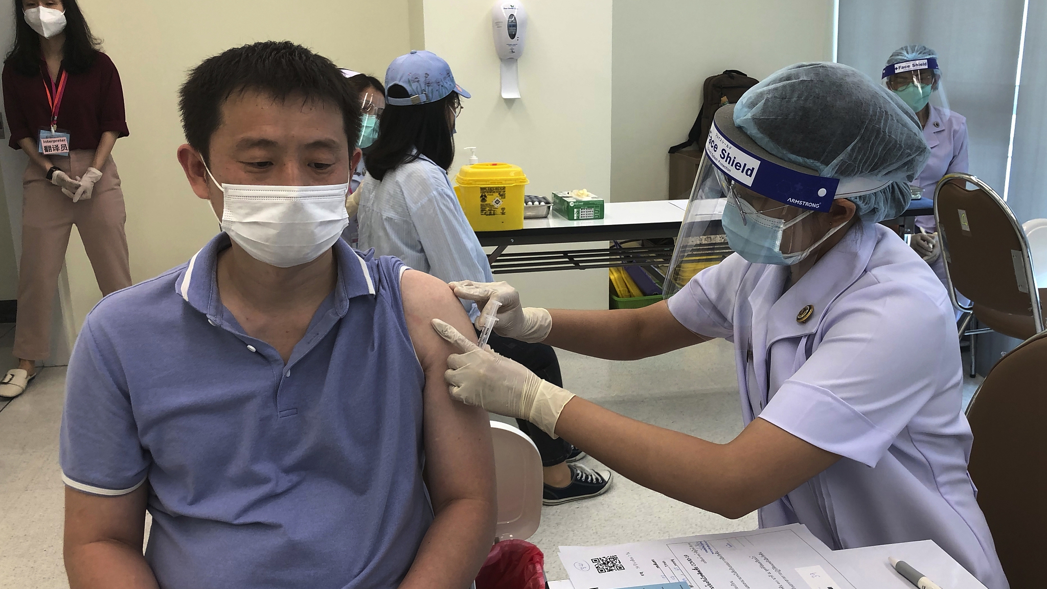Một nhân viên y tế tiêm vaccine của Sinovac cho Zhang Xiaohong, chủ một công ty hậu cần ở Thái Lan, tại Trung tâm Tiêm chủng và Sức khỏe Bangrak ở Bangkok, Thái Lan, ngày 20/5/2021 - Ảnh: CFP