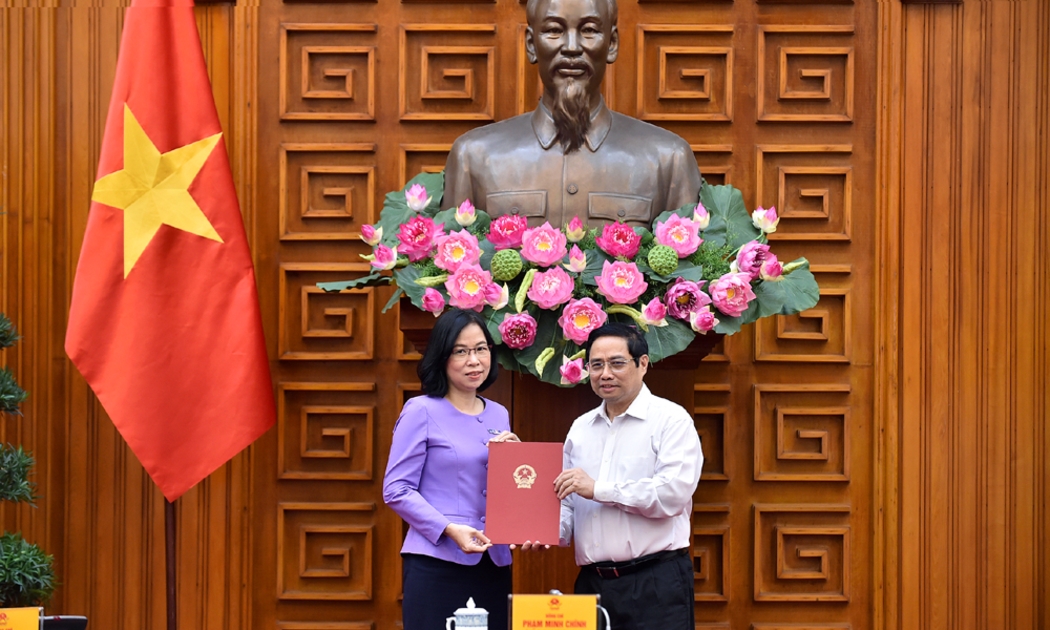 Thủ tướng Phạm Minh Chính trao Quyết định bổ nhiệm bà Vũ Việt Trang giữ chức Tổng Giám đốc Thông tấn xã Việt Nam - Ảnh: VGP