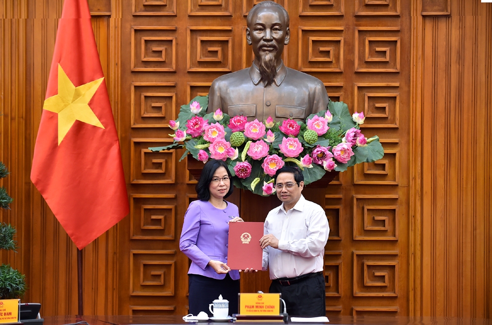 Thủ tướng Phạm Minh Chính trao Quyết định bổ nhiệm bà Vũ Việt Trang giữ chức Tổng Giám đốc Thông tấn xã Việt Nam - Ảnh: VGP