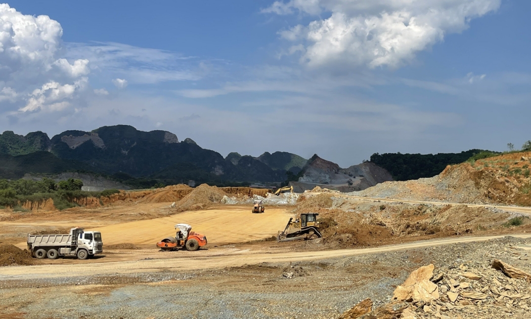 Thi công trên các công trường đang gặp nhiều khó khăn do tác động của dịch Covid-19 và cao điểm mùa mưa lũ.