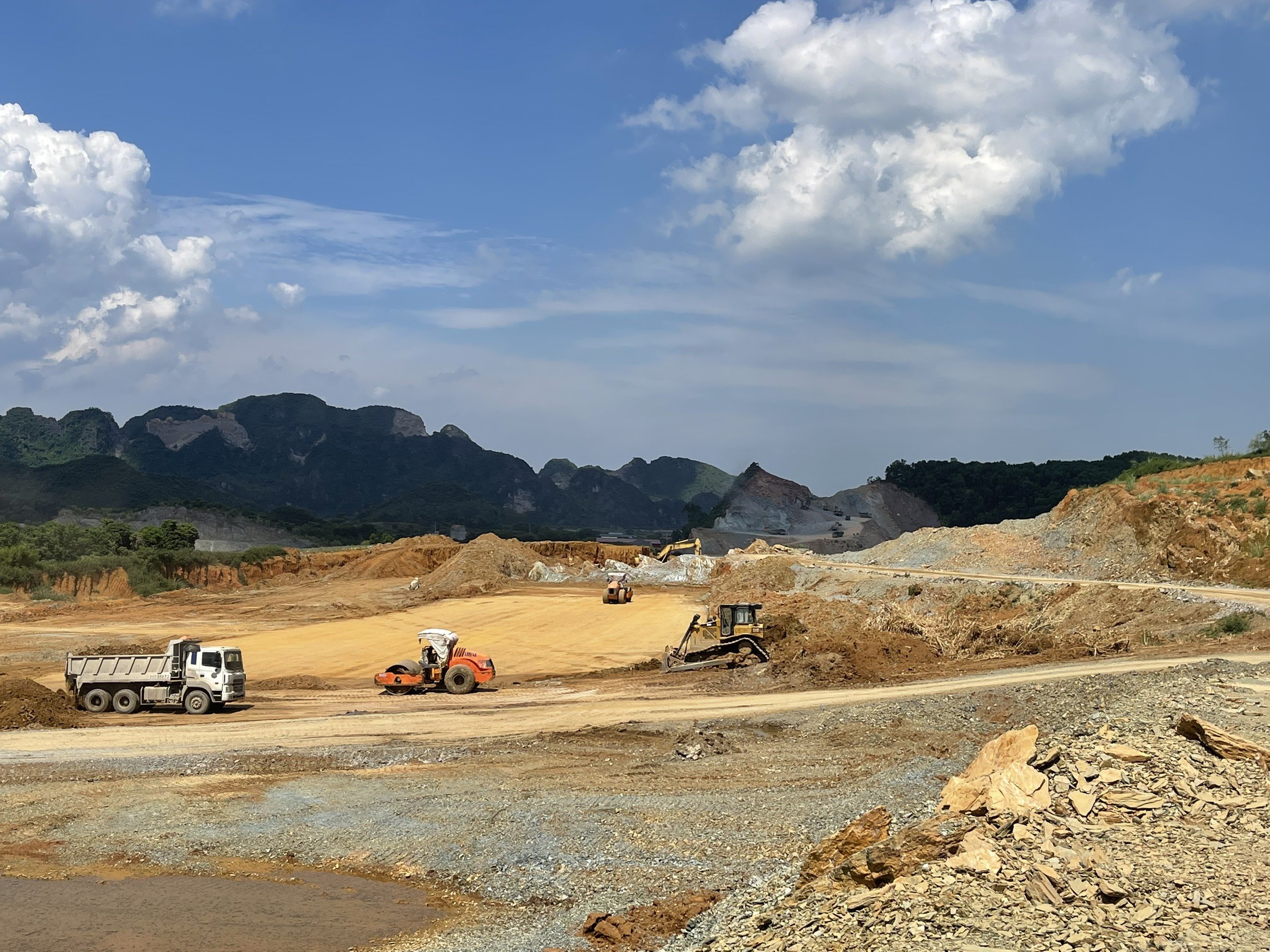 Thi công trên các công trường đang gặp nhiều khó khăn do tác động của dịch Covid-19 và cao điểm mùa mưa lũ.