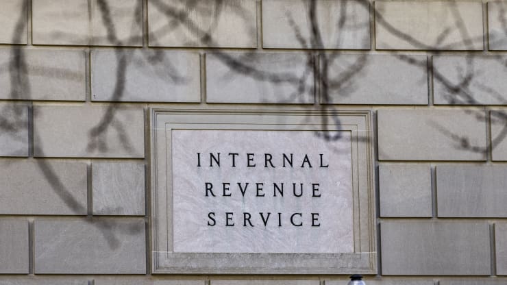 Tấm biển bên ngoài trụ sở IRS ở Washington DC - Ảnh: Bloomberg.