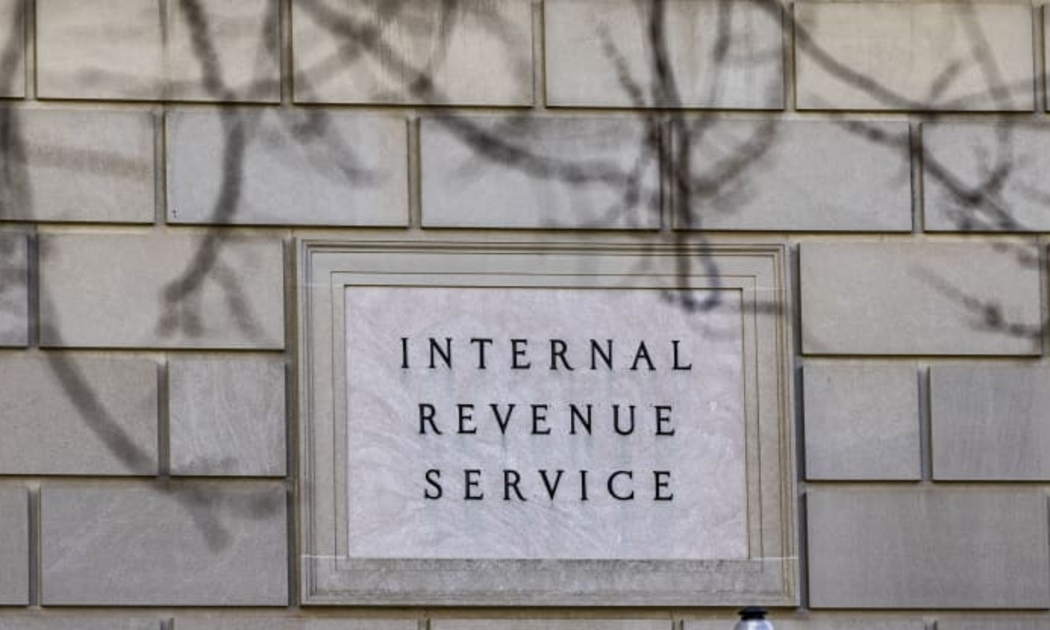 Tấm biển bên ngoài trụ sở IRS ở Washington DC - Ảnh: Bloomberg.