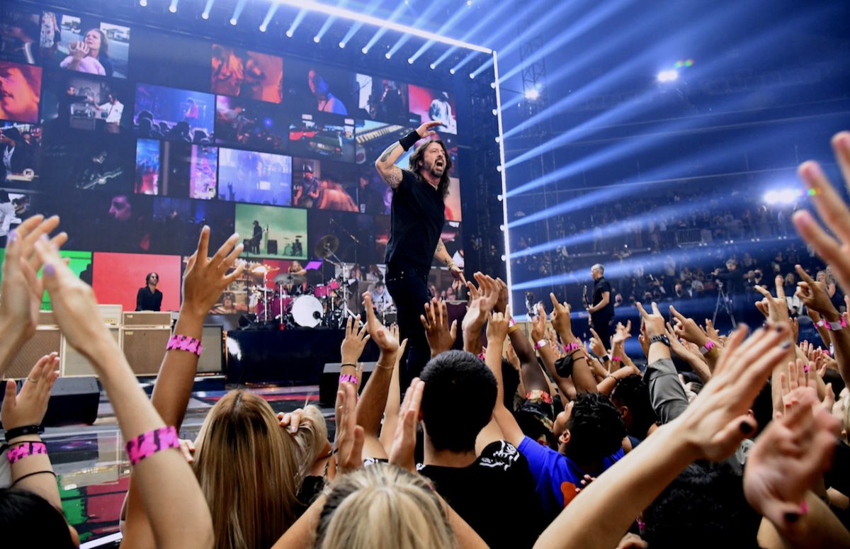 Nhà thi đấu Brooklyn’s Barclays Center chật cứng khán giả trong lễ trao giải mừng sinh nhật 40 tuổi của MTV.
