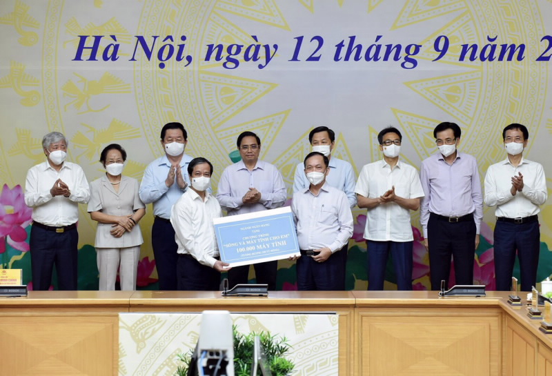 Phó Thống đốc thường trực Ngân hàng Nhà nước Đào Minh Tú, đại diện Ngành ngân hàng trao tặng 100.000 máy tính cho Chương trình “Sóng và máy tính cho em”.