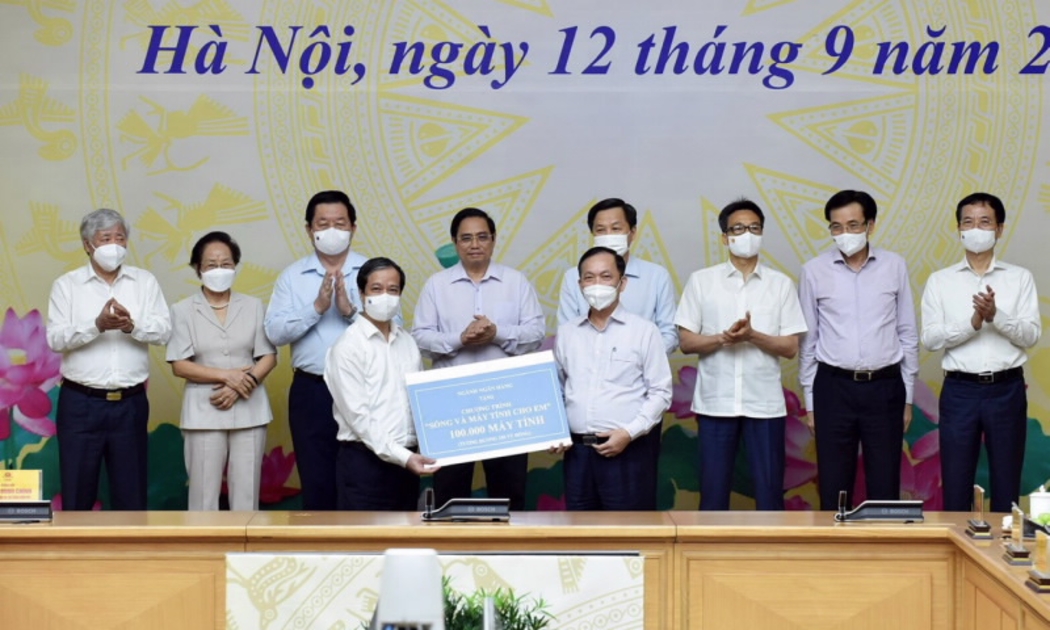 Phó Thống đốc thường trực Ngân hàng Nhà nước Đào Minh Tú, đại diện Ngành ngân hàng trao tặng 100.000 máy tính cho Chương trình “Sóng và máy tính cho em”.