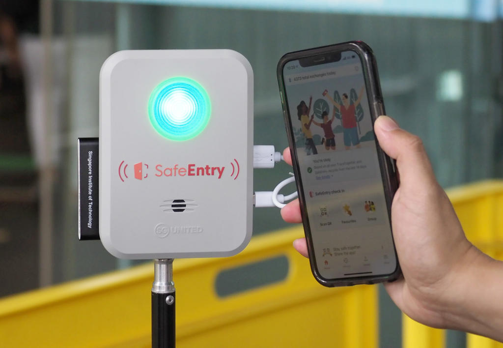 Ứng dụng TraceTogether được khai báo bắt buộc để truy vết tự động tại điểm quét SafeEntry khi ra/vào trung tâm thương mại.