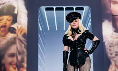 Nữ hoàng nhạc Pop Madonna xuất hiện đầy ấn tượng trong lễ trao giải MTV VMAs 2021