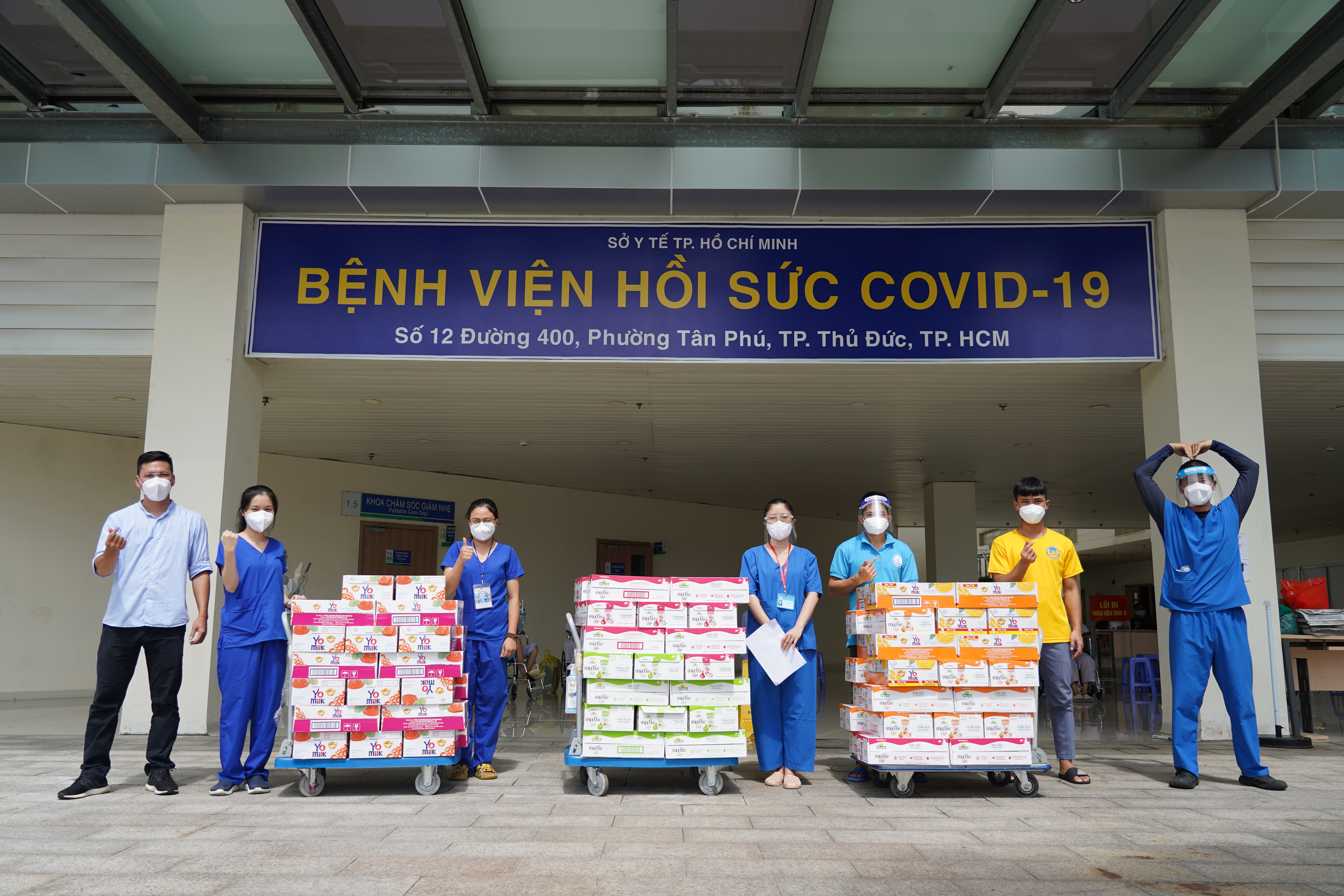 Các nhân viên y tế tại Bệnh viện Hồi sức Covid-19 thành phố Thủ Đức tiếp nhận các sản phẩm dinh dưỡng hỗ trợ từ Vinamilk.