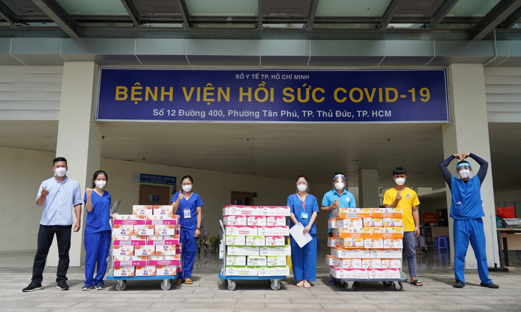 Các nhân viên y tế tại Bệnh viện Hồi sức Covid-19 thành phố Thủ Đức tiếp nhận các sản phẩm dinh dưỡng hỗ trợ từ Vinamilk.