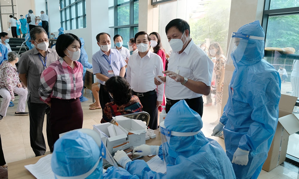 Thứ trưởng Đỗ Xuân Tuyên kiểm tra thực tế công tác tiêm chủng, xét nghiệm Covid-19.