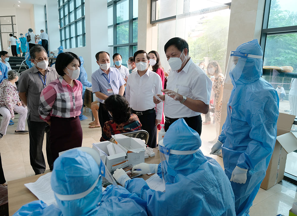 Thứ trưởng Đỗ Xuân Tuyên kiểm tra thực tế công tác tiêm chủng, xét nghiệm Covid-19.