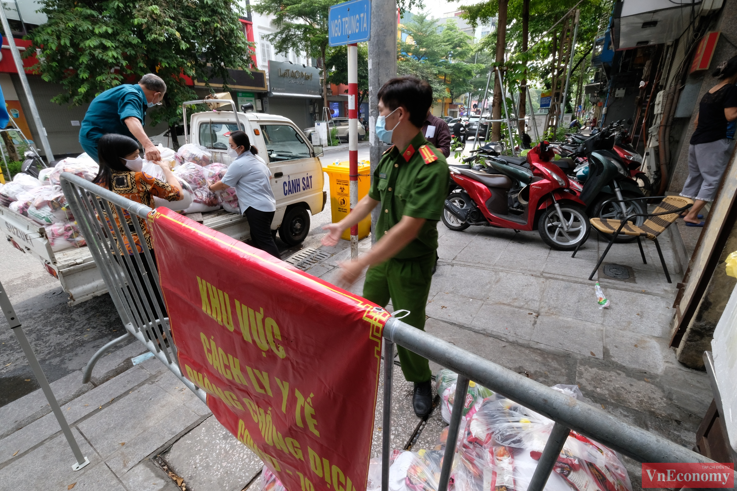 Trong ngày hôm nay (15/9), chính quyền tổ chức trao tặng 410 suất quà đến cho toàn bộ các hộ dân trong khu vực phong tỏa cách ly ở ngõ Trung Tả và ngõ Hồ Văn Chương.
