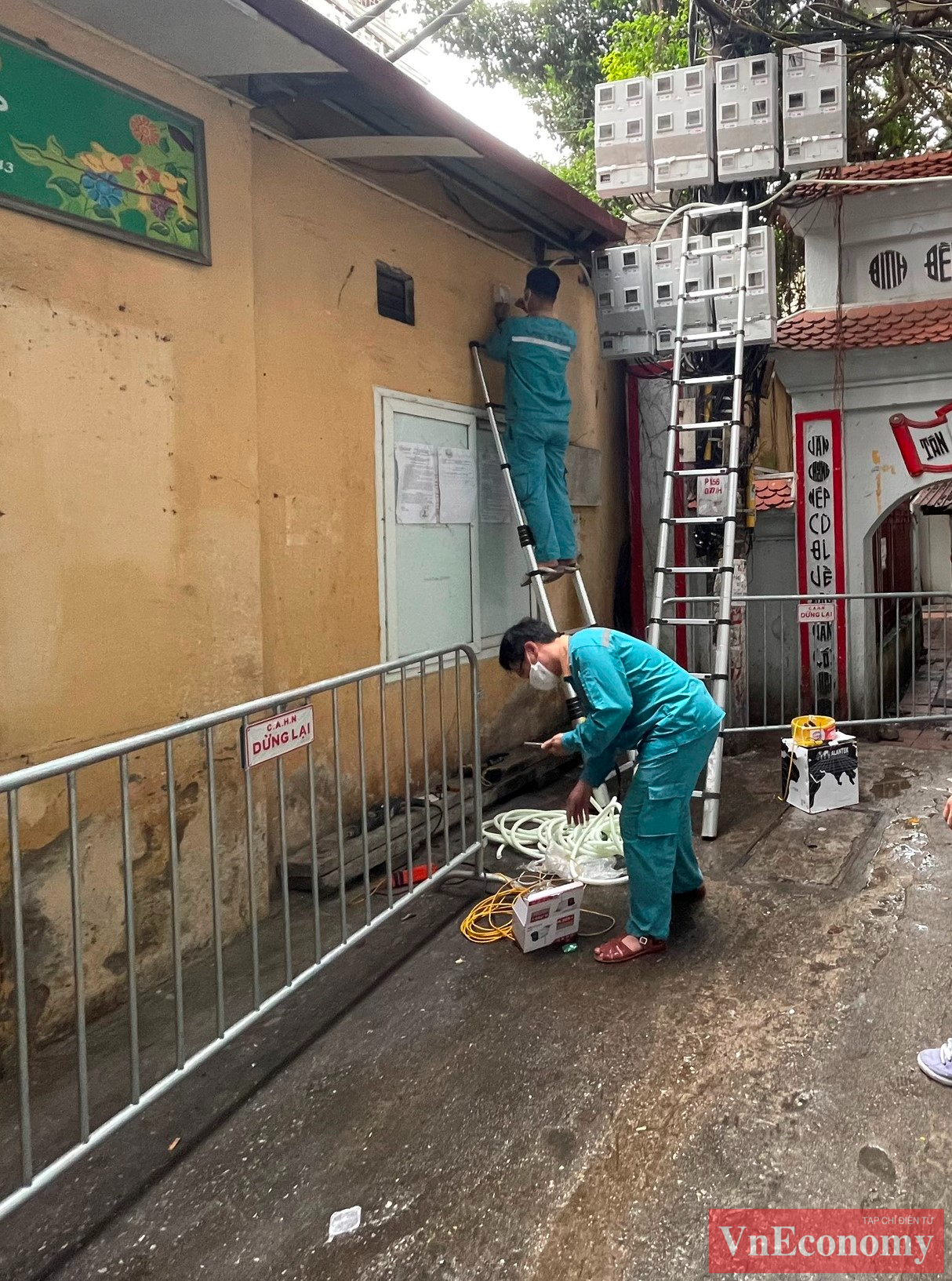 Để nắm tình hình người dân trong khu vực phong tỏa, chính quyền phường còn lắp đặt 8 mắt camera trong ngõ Trung Tả, ngõ Hồ Văn Chương, việc này cũng được tiến hành ngay từ ngày 15/9.  