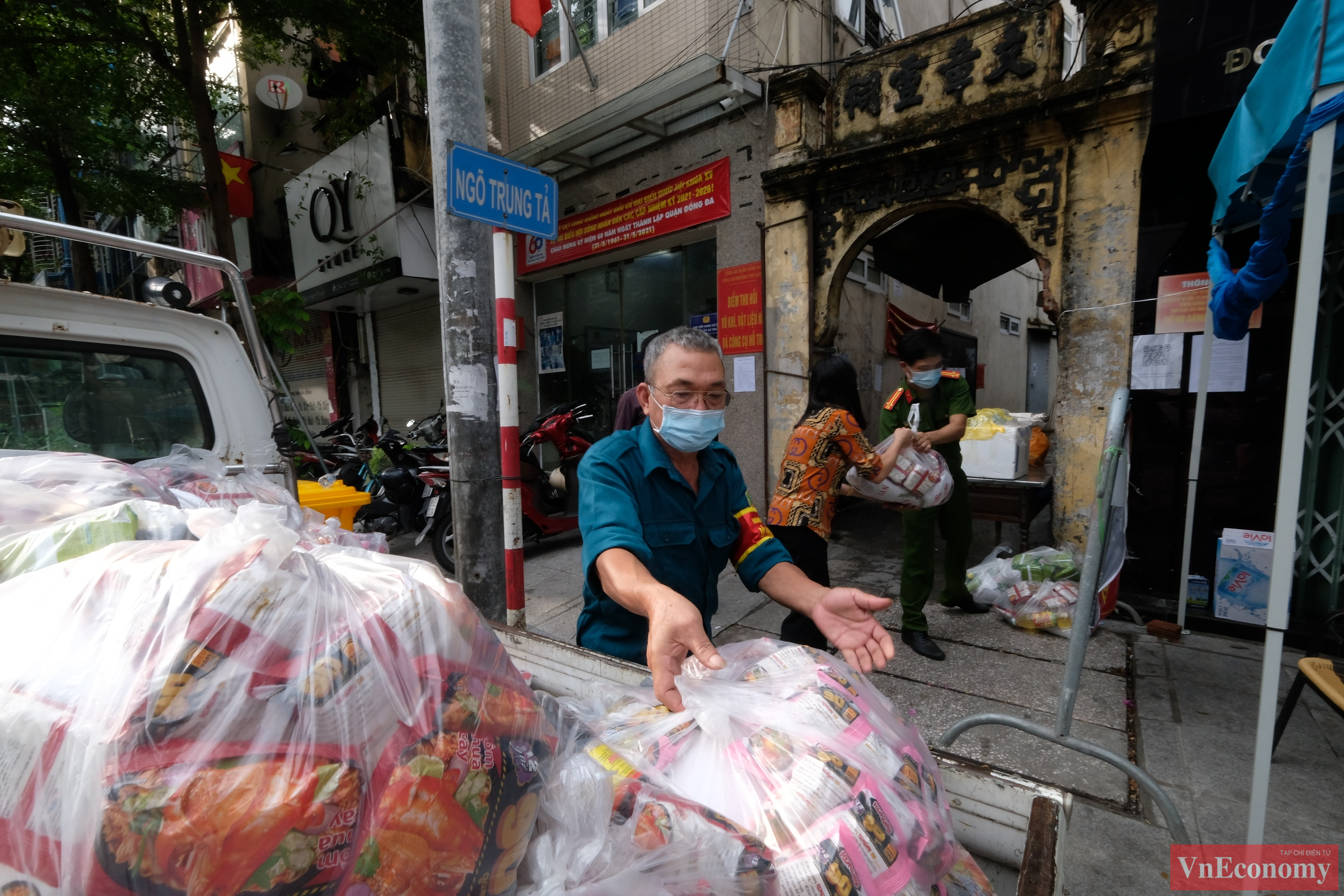 Dự kiến cứ 3 ngày một lần, phường sẽ tổ chức phát nhu yếu phẩm miễn phí cho người dân. Số nhu yếu phẩm trên xuất phát từ sự ủng hộ của các doanh nghiệp, các nhà hảo tâm.