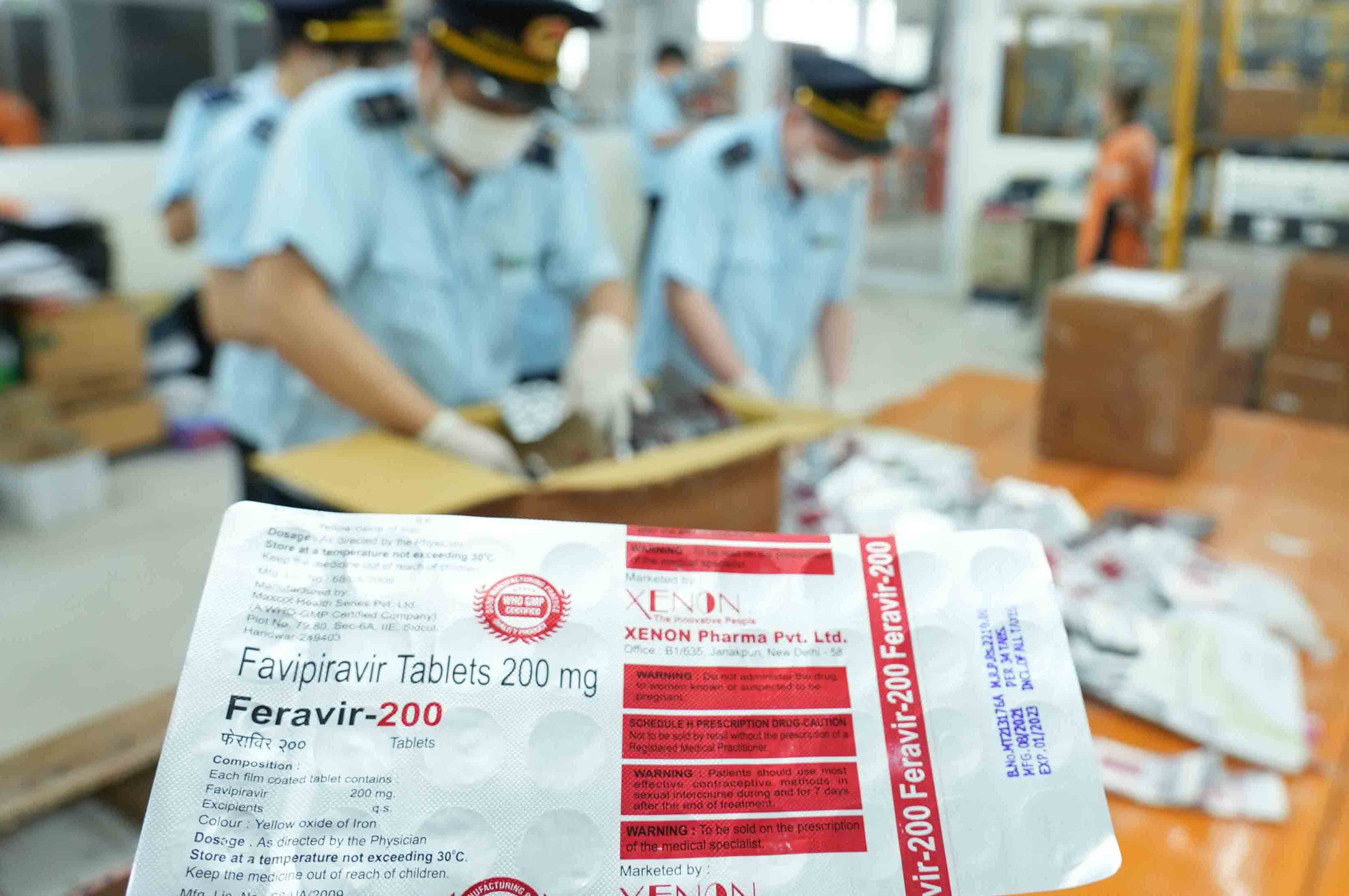 Tr&ecirc;n vận đơn ghi l&agrave; thực phẩm nhưng kiểm tra thực tế lại l&agrave; dược phẩm điều trị Covid - 19