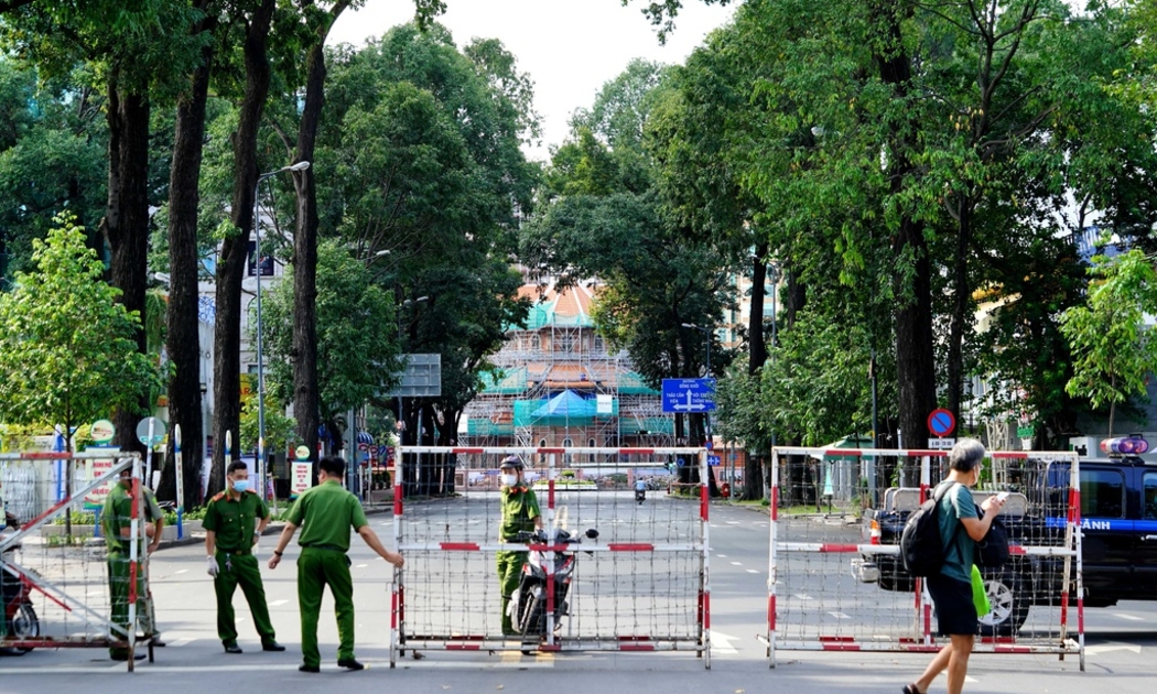 Covid-19 bùng phát cuối tháng 4/2021 đánh thẳng vào các tỉnh, thành phố kinh tế trọng điểm khiến tăng trưởng kinh tế suy giảm.