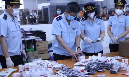 Hải quan bắt giữ hơn 60.000 viên thuốc điều trị Covid-19 nhập lậu