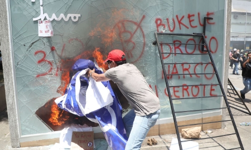 Người El Salvador xuống đường phản đối dùng Bitcoin làm phương tiện chính thức