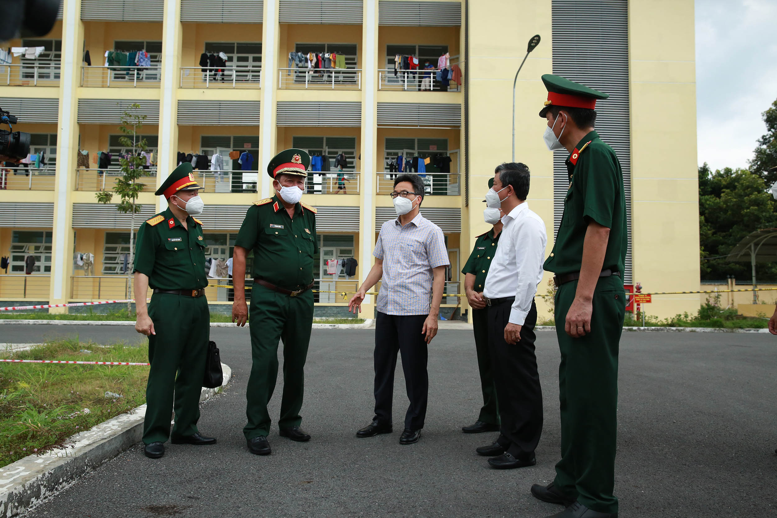 Ph&oacute; Thủ tướng Vũ Đức Đam kiểm tra Bệnh viện d&atilde; chiến số 5B đặt tại Trung t&acirc;m Gi&aacute;o dục quốc ph&ograve;ng v&agrave; An ninh tỉnh B&igrave;nh Dương. Ảnh - VGP.&nbsp;