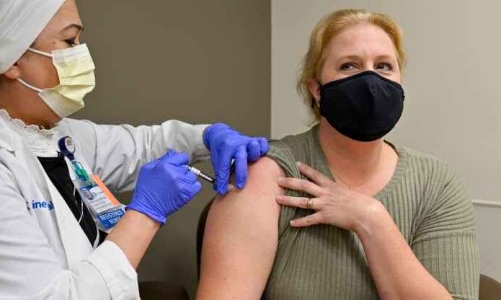 Tiêm nhắc lại vaccine Covid-19: Nhà sản xuất nói cần, chuyên gia y tế nói chưa cần