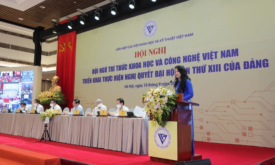Thạc sỹ, Luật sư Nguyễn Hồng Hạnh, Phó Chủ tịch kiêm Phó Tổng giám đốc Tập đoàn GFS, Viện phó Viện Công nghệ GFS trình bày tham luận trong Hội nghị.