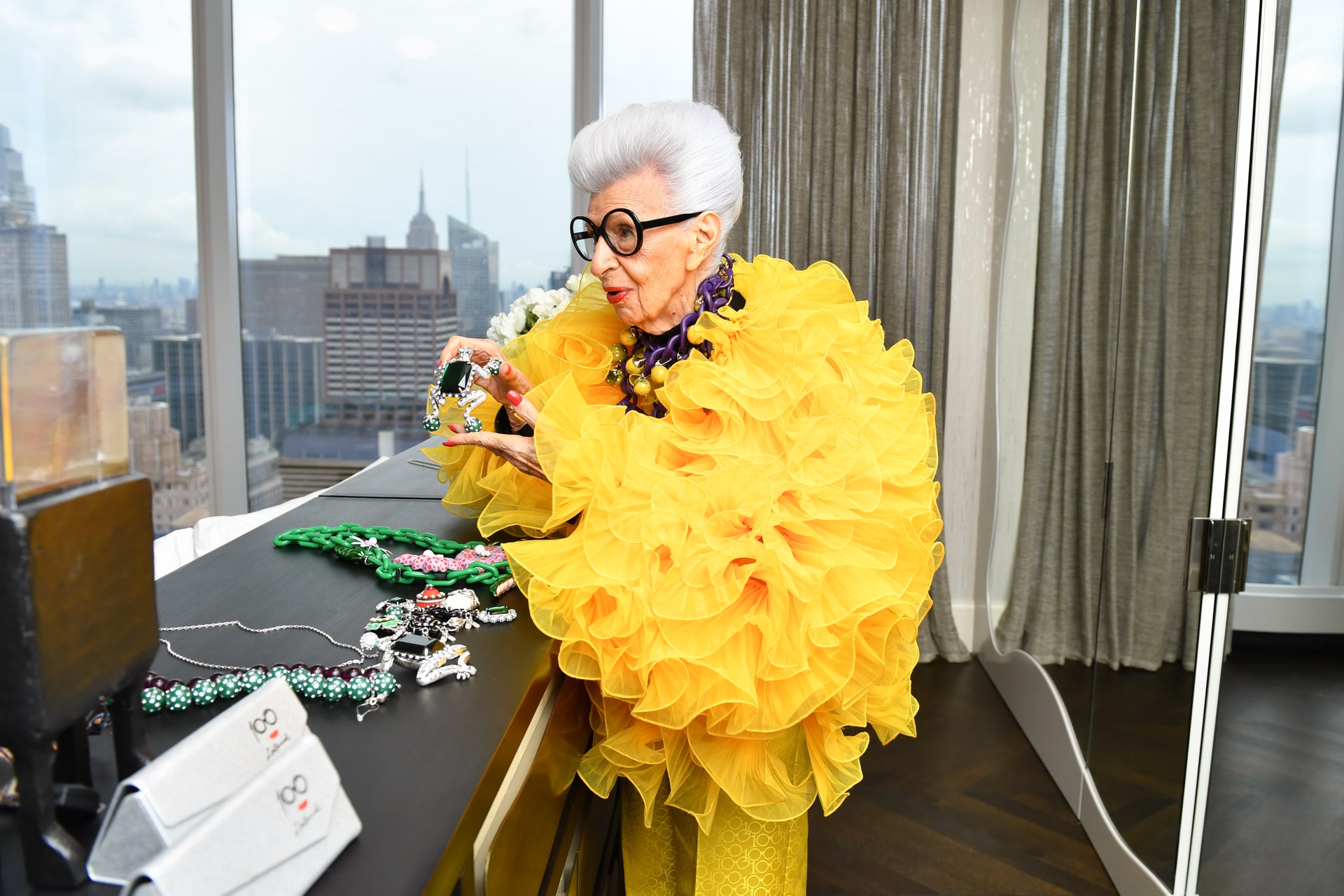Iris Apfel l&agrave; một doanh nh&acirc;n tự th&acirc;n, nh&agrave; trang tr&iacute; nội thất, nh&agrave; thiết kế thời trang v&agrave; l&agrave; biểu tượng thời trang của thế giới.