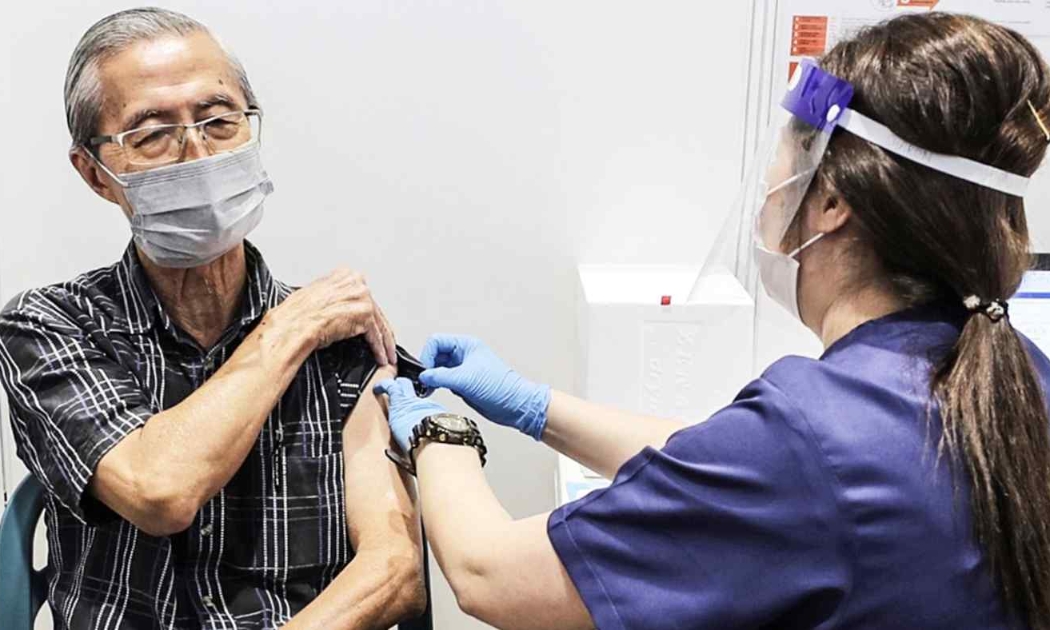 Singapore tiêm mũi thứ ba cho người cao tuổi và người bị suy giảm miễn dịch - Ảnh: AP