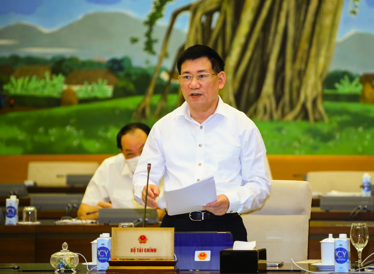 Bộ trưởng Tài chính Hồ Đức Phớc trình bày Tờ trình tại phiên họp - Ảnh: Quochoi.vn 