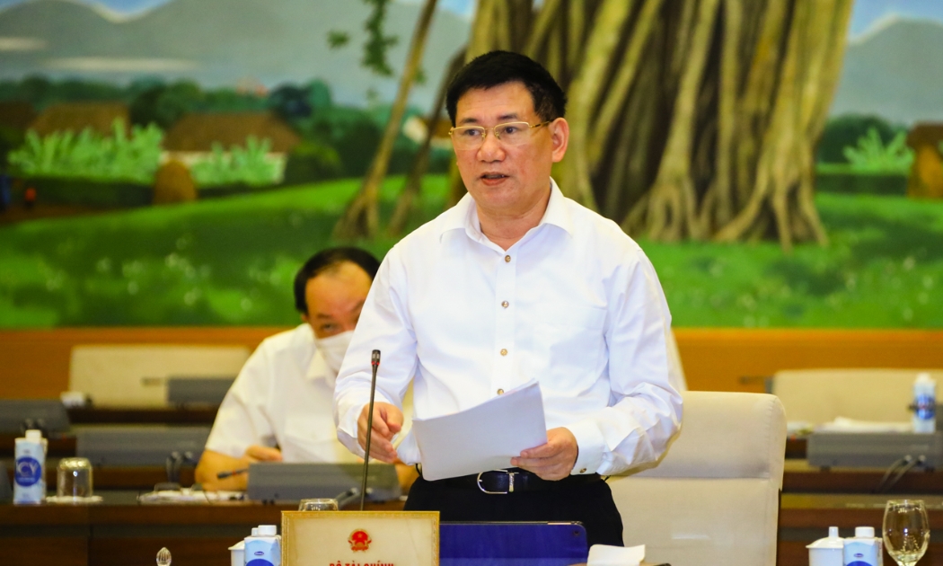 Bộ trưởng Tài chính Hồ Đức Phớc trình bày Tờ trình tại phiên họp - Ảnh: Quochoi.vn