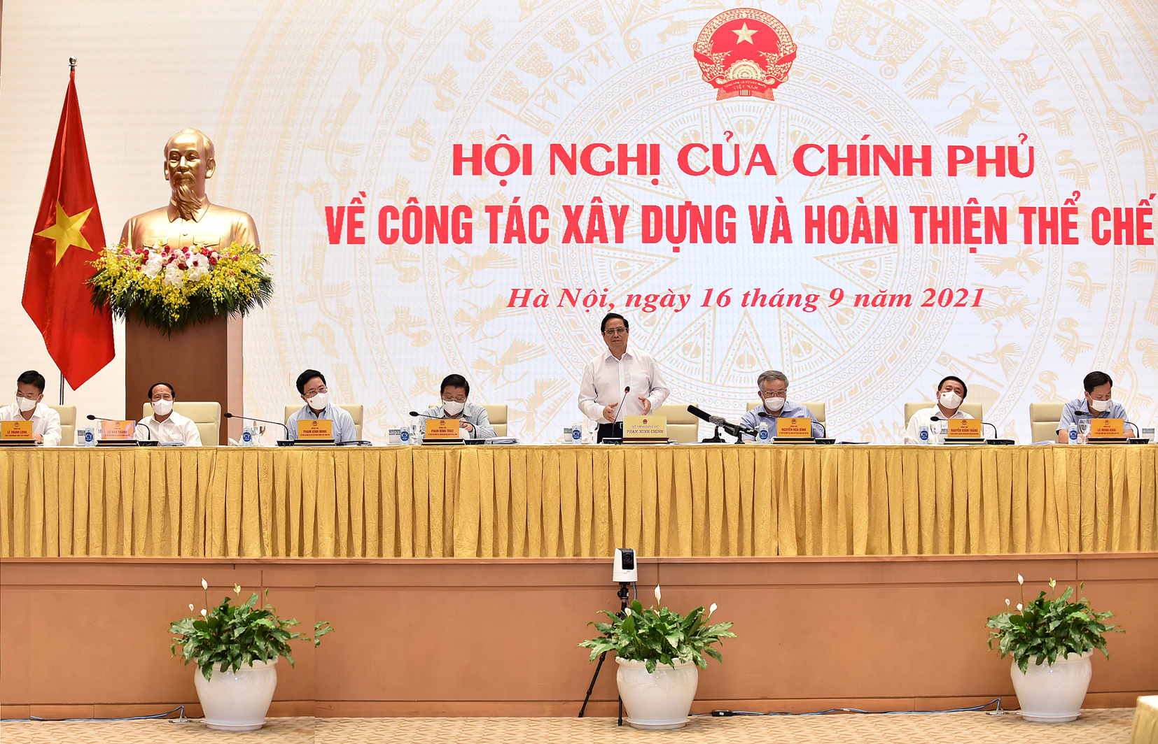Thủ tướng cho rằng tổ chức thực thi pháp luật phải quan tâm tới cơ sở, nơi gần dân nhất, sát dân nhất, biết dân nhất, sống với dân, cùng làm với dân, tiếp xúc trực tiếp nhất, nhiều nhất với dân - Ảnh: VGP
