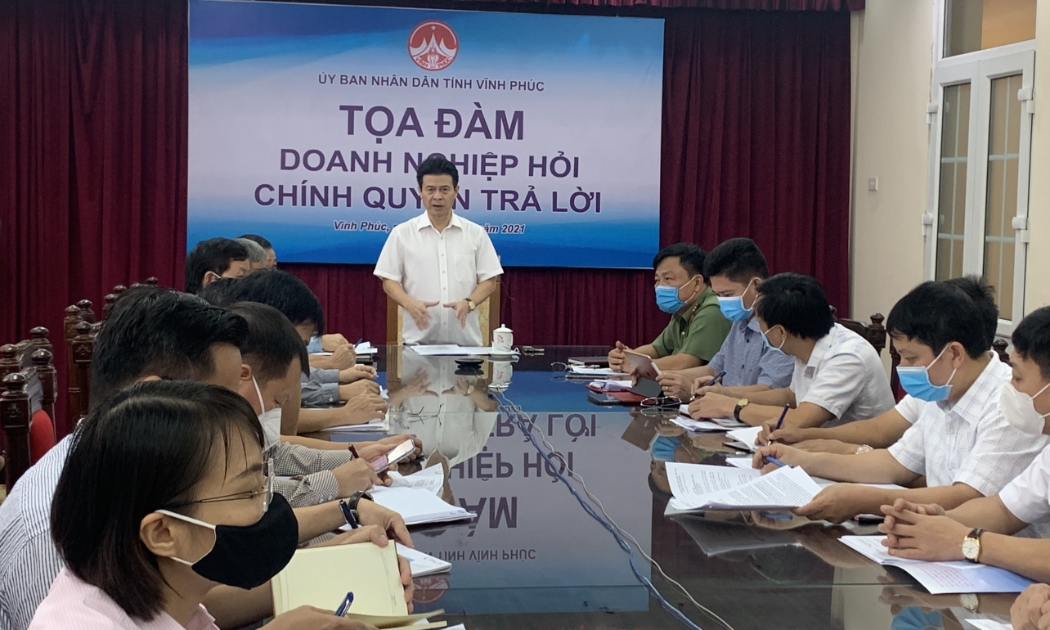 Phó Chủ tịch UBND tỉnh Vĩnh Phúc Vũ Chí Giang tại chương trình livestream “Doanh nghiệp hỏi – Chính quyền trả lời”.