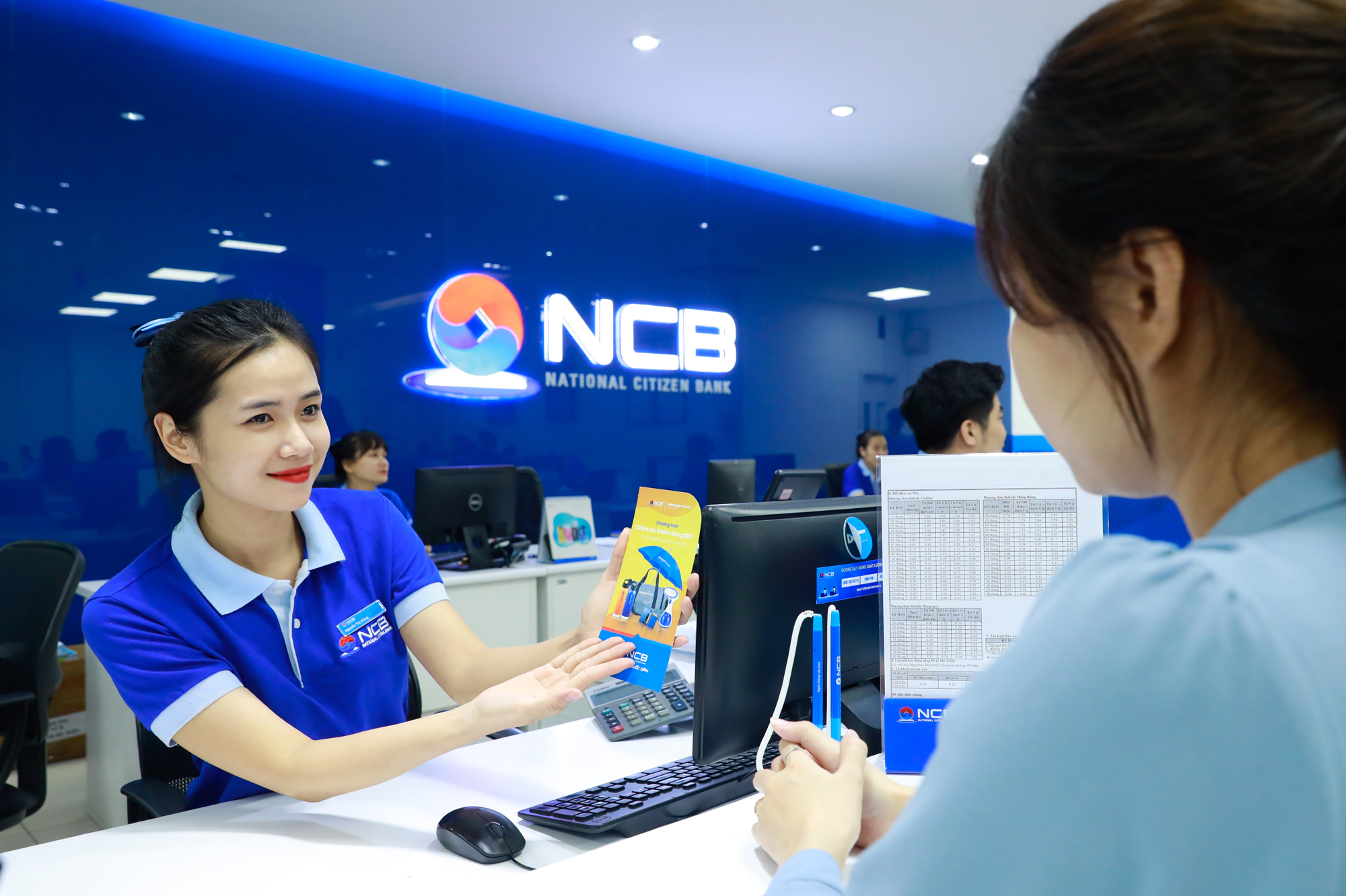 Khách hàng giao dịch tại NCB.