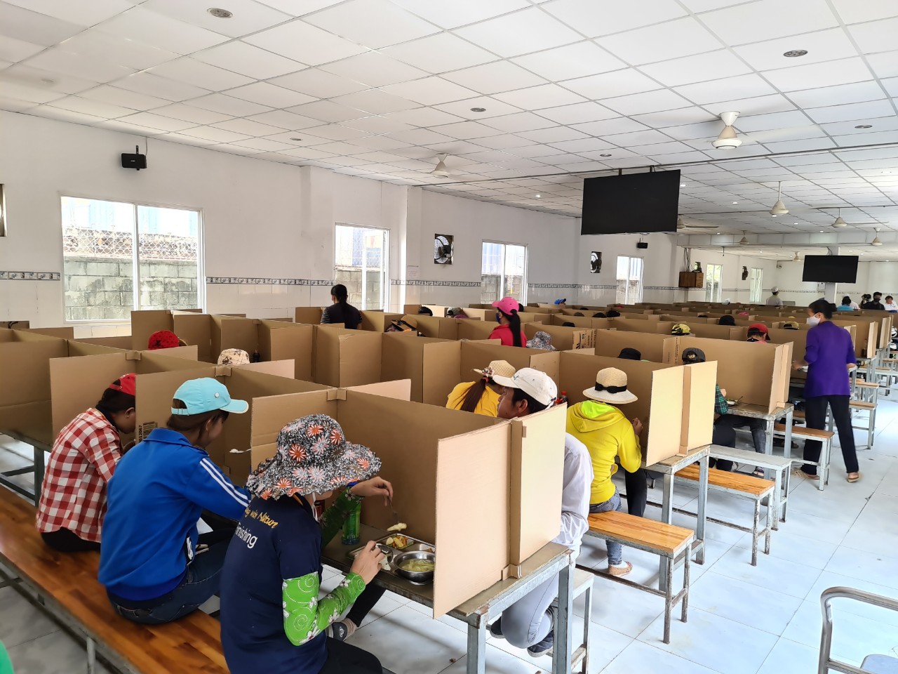 Cộng đồng doanh nghiệp cũng mong muốn sự hỗ trợ để lập các cơ sở lưu trú, lập các trạm y tế tại chỗ hoặc lưu động để triển khai phòng chống dịch tại các nhà máy, cụm nhà máy, khu công nghiệp.