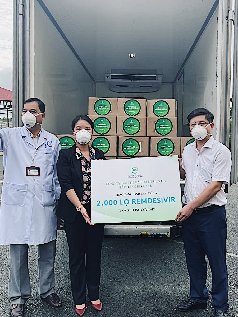 Đại diện Sở Y tế tỉnh L&acirc;m Đồng nhận thuốc t&agrave;i trợ từ Ecopark.