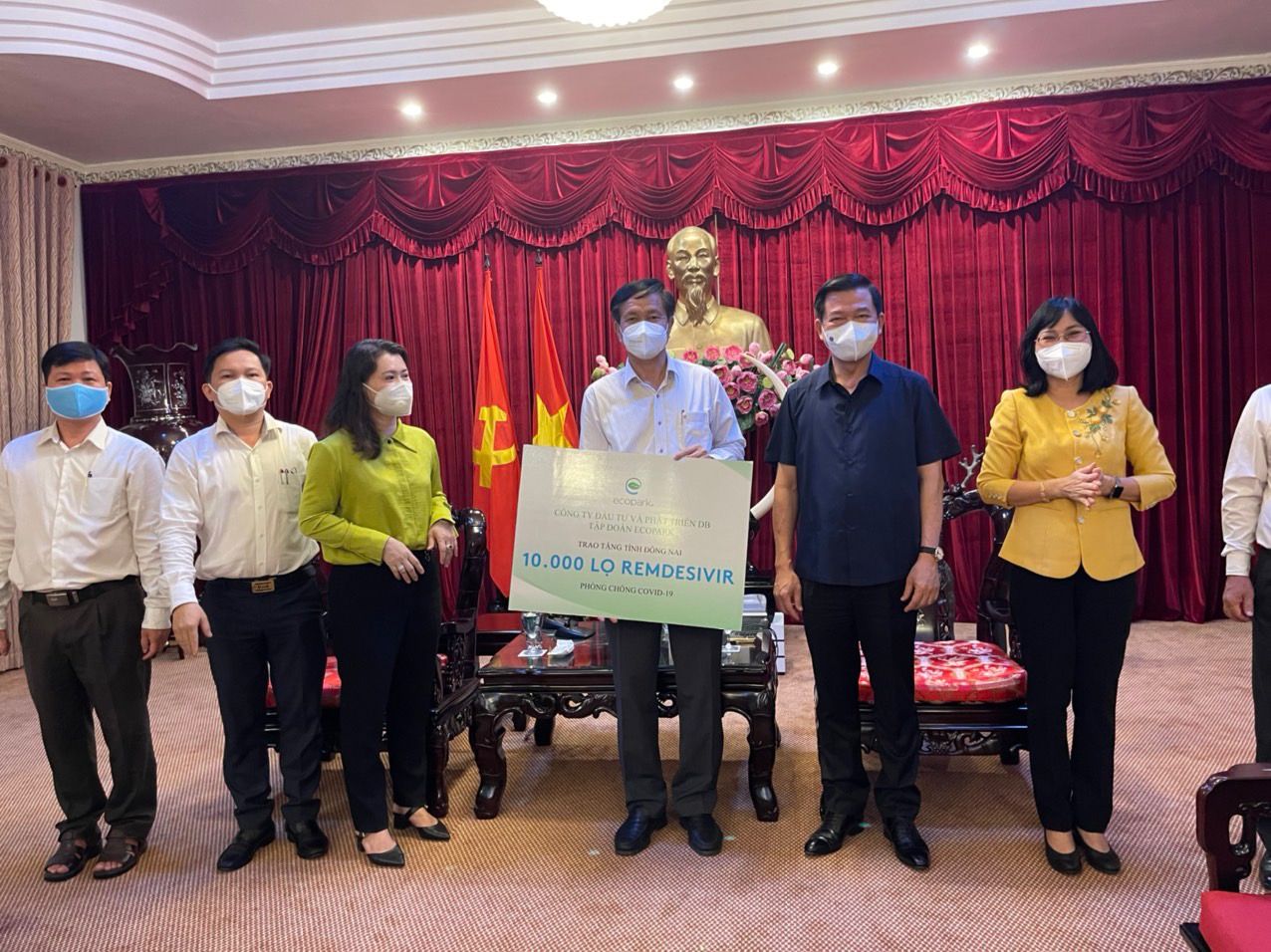 B&iacute; thư tỉnh uỷ Đồng Nai Nguyễn Hồng Lĩnh v&agrave; l&atilde;nh đạo UBND tỉnh, l&atilde;nh đạo Mặt trận tổ quốc tỉnh Đồng Nai tại buổi lễ trao tặng thuốc Remdesivir của C&ocirc;ng ty DB - Tập đo&agrave;n Ecopark.