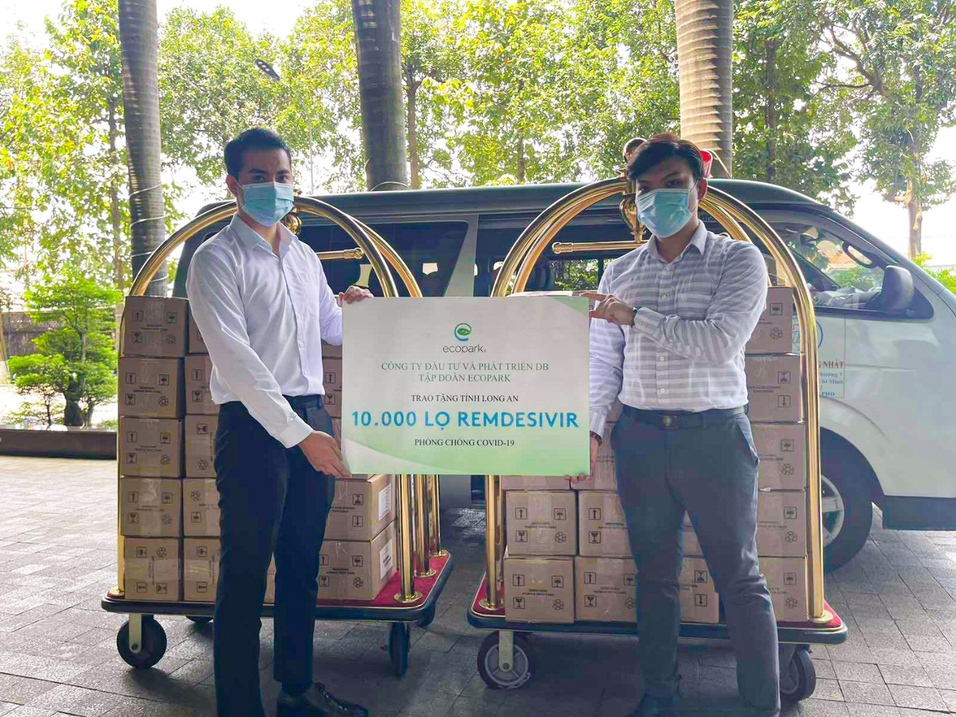 Đại diện Sở Y tế Long An nhận thuốc từ Ecopark.