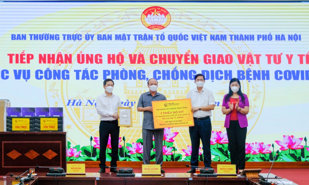 Đại diện Tập đoàn T&T Group trao tặng 1 triệu bộ kit xét nghiệm PCR cho đại diện Sở Y tế thành phố Hà Nội và Ủy ban Mặt trận Tổ quốc Việt Nam thành phố Hà Nội.