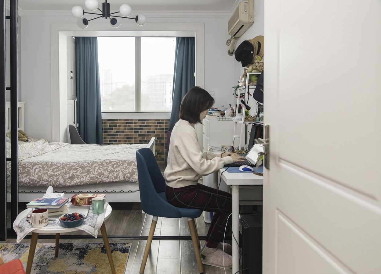 Sự thay đổi từ một lối sống giao tiếp x&atilde; hội gấp g&aacute;p sang lối sống bị hạn chế, thậm ch&iacute; bị c&ocirc; lập khỏi x&atilde; hội khiến cơn &ldquo;sốt cabin&rdquo; bị k&iacute;ch hoạt nhiều hơn bao giờ hết.