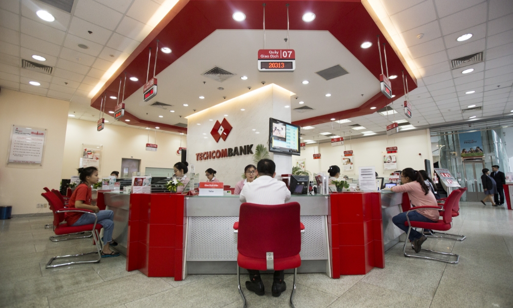 Khách hàng giao dịch tại Techcombank.