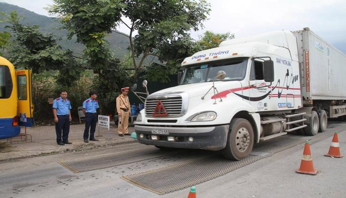 Bộ Giao thông vận tải kiến nghị tăng mức xử phạt thật nặng đối với xe chở quá tải.