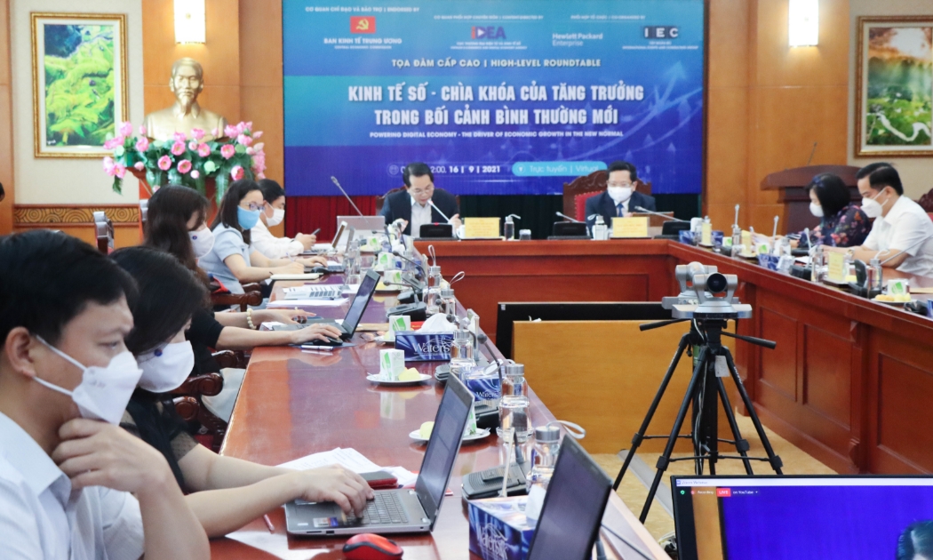 Tọa đàm trực tuyến “Kinh tế số - chìa khóa của tăng trưởng trong bối cảnh bình thường mới” diễn ra sáng 16/9.