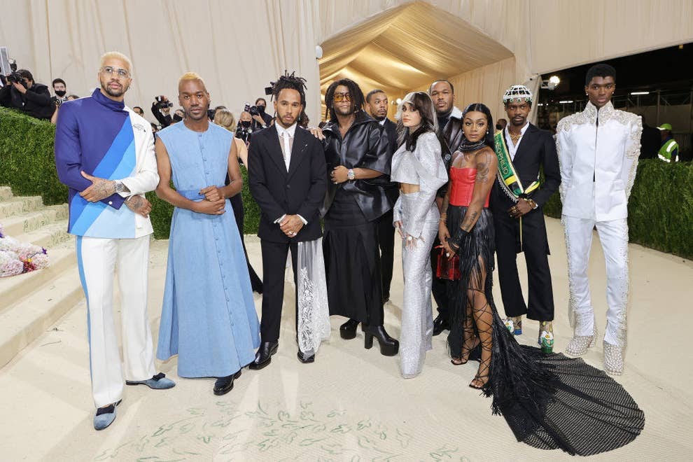 Từ trái sang: Hậu vệ Miles Chamley-Watson, nhà thiết kế Kenneth Nicholson, tay đua F1 Lewis Hamilton, stylist Law Roach, ca sĩ Kehlani, nhà thiết kế Jason Rembert, vận động viên điền kinh Sha'Carri Richardson, nhà thiết kế Edvin Thompson và người mẫu Alton Mason tại sự kiện Met Gala 2021.