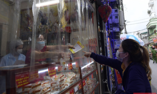 Người dân Hà Nội xếp hàng giãn cách đợi mua bánh Trung thu tại “vùng xanh”