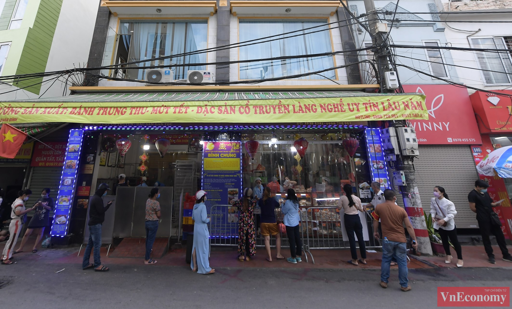 Những ngày này, khá đông người dân xếp hàng dài tại cơ sở bánh trung thu trên đường Xuân Đỉnh để mua các sản phẩm bánh truyền thống phục vụ cho ngày Rằm tháng 8.