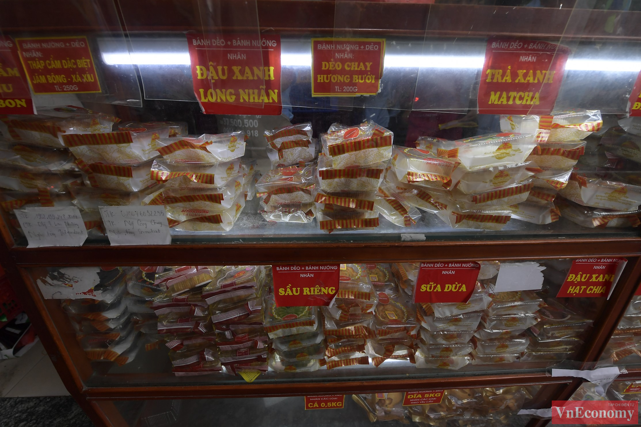 Người dân xem menu danh sách các loại bánh của cửa hàng và ghi những thông tin từng loại bánh cần mua, số lượng... vào phiếu và bỏ lại trong giá đựng rồi đợi đến lượt nhận bánh.