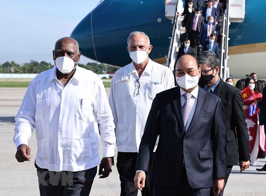 Ủy vi&ecirc;n Bộ Ch&iacute;nh trị, Ph&oacute; Chủ tịch nước Cuba Salvador Valdes Mesa đ&oacute;n Chủ tịch nước Nguyễn Xu&acirc;n Ph&uacute;c tại s&acirc;n bay Quốc tế Jose Marti Habani. Ảnh: TTXVN