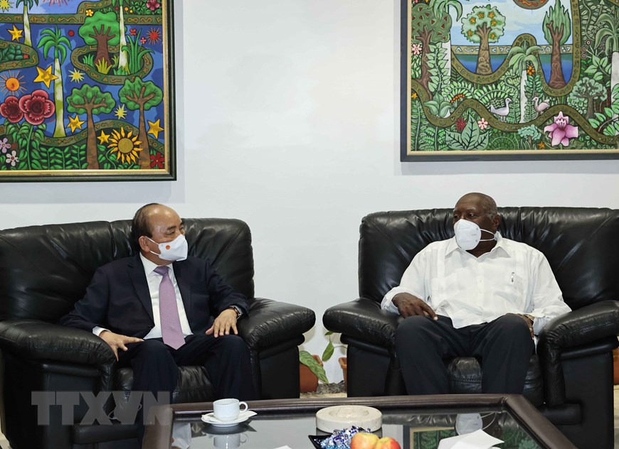 Ủy vi&ecirc;n Bộ Ch&iacute;nh trị, Ph&oacute; Chủ tịch nước Cuba Salvador Valdes Mesa đ&oacute;n Chủ tịch nước Nguyễn Xu&acirc;n Ph&uacute;c tại s&acirc;n bay Quốc tế Jose Marti Habani. Theo Thứ trưởng Đặng Ho&agrave;ng Giang, chuyến thăm ch&iacute;nh thức Cuba thể hiện chủ trương th&uacute;c đẩy quan hệ của Việt Nam với c&aacute;c đối t&aacute;c ưu ti&ecirc;n, c&aacute;c nước bạn b&egrave; truyền thống; l&agrave; dịp để Việt Nam khẳng định t&igrave;nh đo&agrave;n kết, sự ủng hộ mạnh mẽ đối với Cuba trong giai đoạnnhiều th&aacute;ch thức; thể hiện r&otilde; bản sắc ngoại giao ch&acirc;n t&igrave;nh, thủy chung của Việt Nam với c&aacute;c nước bạn b&egrave;, anh em. Ảnh: TTXVN