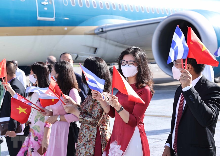 Ngay sau chuyến thăm Cuba, Chủ tịch nước c&ugrave;ng đo&agrave;n đại biểu cấp cao Việt Nam sẽ tham dự Phi&ecirc;n thảo luận chung cấp cao Đại hội đồng Li&ecirc;n hợp quốc Kh&oacute;a 76 v&agrave; thực hiện một số hoạt động song phương tại Mỹ từ ng&agrave;y 21-24/9. Theo Thứ trưởng Bộ Ngoại giao Đặng Ho&agrave;ng Giang, chuyến c&ocirc;ng t&aacute;c lần n&agrave;y của Chủ tịch nước Nguyễn Xu&acirc;n Ph&uacute;c c&oacute; mục ti&ecirc;u bao tr&ugrave;m, đ&oacute; l&agrave; triển khai ở cấp cao đường lối đối ngoại &ldquo;độc lập, tự chủ, h&ograve;a b&igrave;nh, hữu nghị, hợp t&aacute;c v&agrave; ph&aacute;t triển, đa dạng h&oacute;a, đa phương h&oacute;a quan hệ đối ngoại&rdquo; được th&ocirc;ng qua tại Đại hội Đảng XIII. Đ&acirc;y c&ograve;n l&agrave; chuyến thăm đa mục ti&ecirc;u, với nhiều &yacute; nghĩa hết sức quan trọng. Ảnh: TTXVN