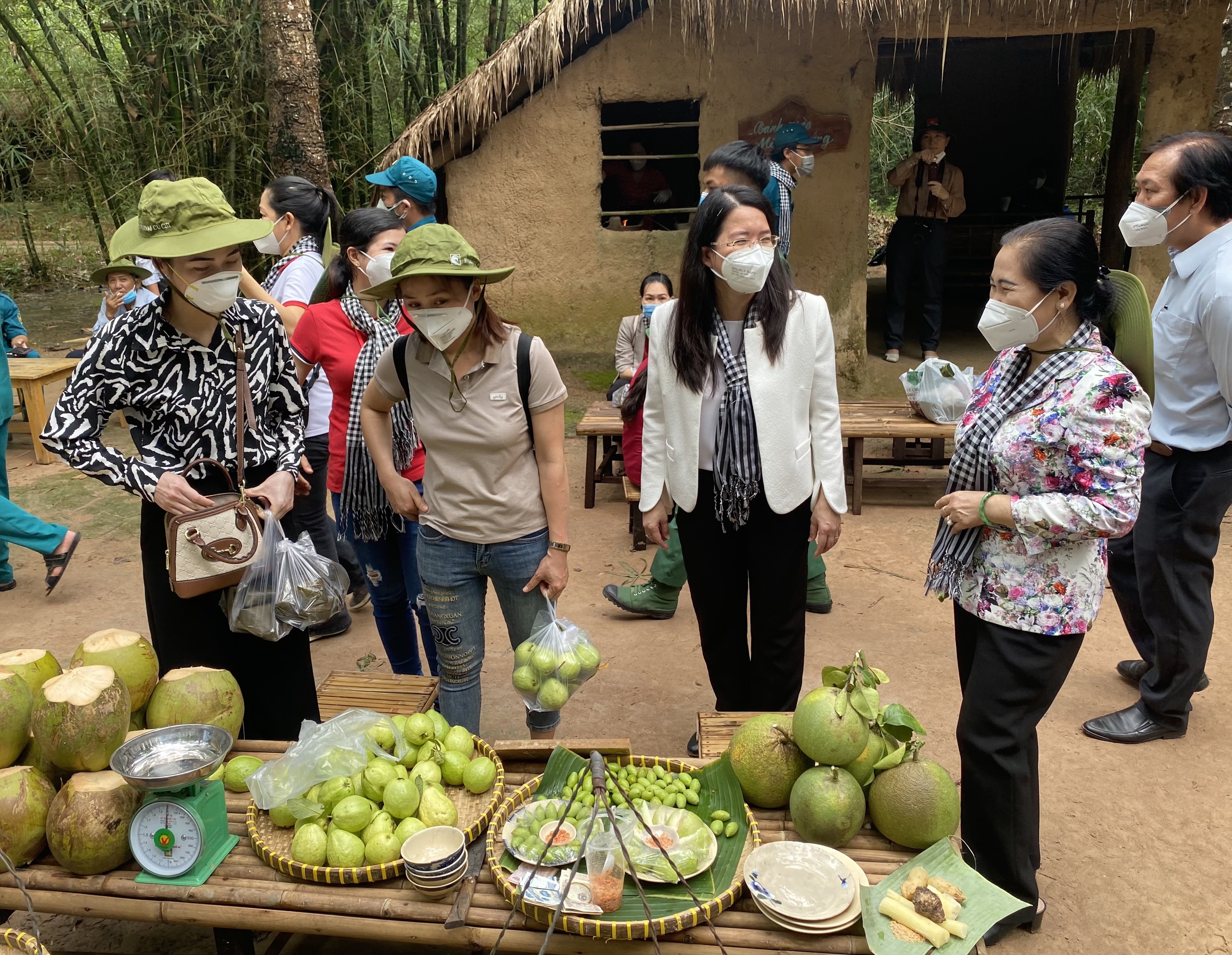 Bà Nguyễn Thị Lệ, Phó Bí thư Thành uỷ/ Chủ tịch Hội đồng nhân dân Thành phố (bìa phải) và Bà Nguyễn Thị Ánh Hoa, Giám đốc Sở Du lịch TP.HCM (áo trắng) cùng đoàn tham quan chợ dã chiến tại huyện Củ Chi.